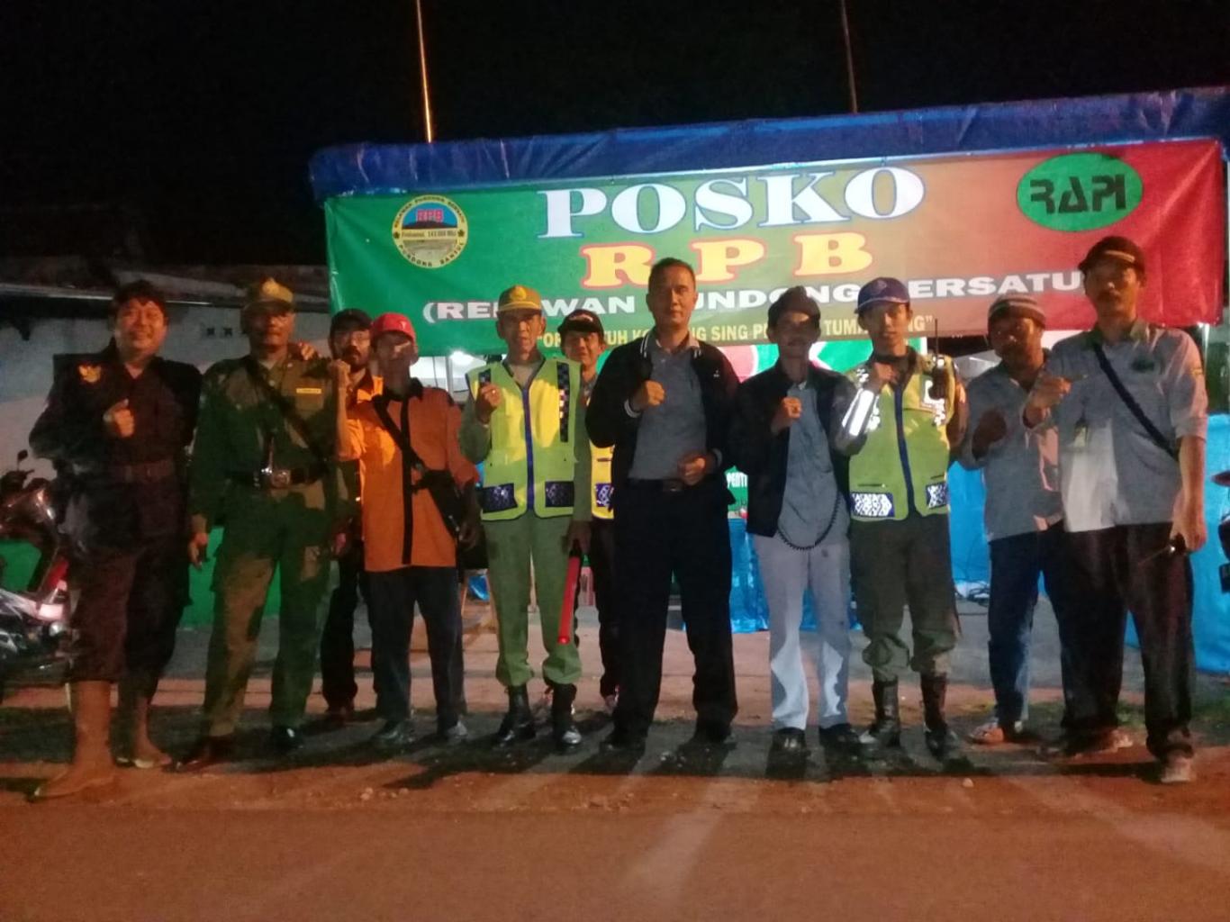 SATLINMAS, FPRB DAN BABINKAMTIBMAS DESA SRIHARDONO BERSINERGI MENJAGA KEAMANAN MALAM TAHUN BARU 2020